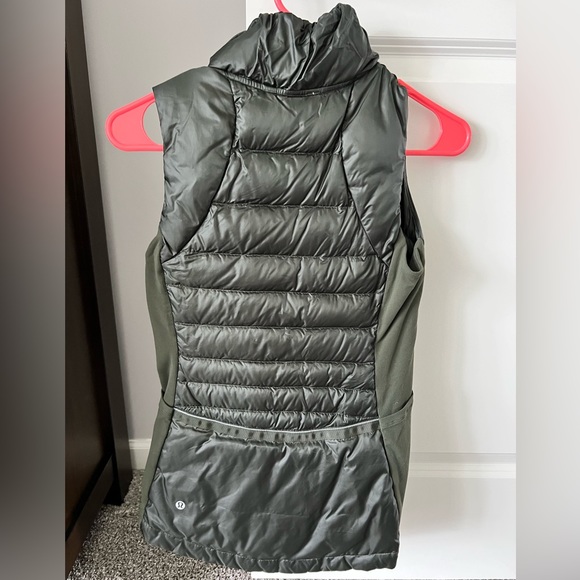 Lululemon Down for a Run Vest (Version ii) in Gator Green Size 4 - Picture 2 of 7